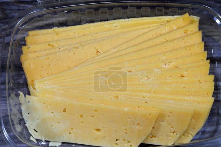 Téléchargez les photos : Tranches de fromage égyptien Rumi, également appelé gebna romiya ou gebna turkiya, Roumi, Romi aussi Romy, parmesan moyen-oriental fromage à pâte dure, a une odeur piquante, et différents degrés de salinité - en image libre de droit