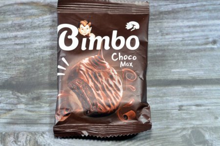 Foto de El Cairo, Egipto, 4 de agosto de 2023: Bimbo Choco max chocolate cream biscuit, Sabrosas y deliciosas galletas que vienen con relleno de choco cremoso. Hecho con ingredientes de alta calidad por la compañía Corona - Imagen libre de derechos