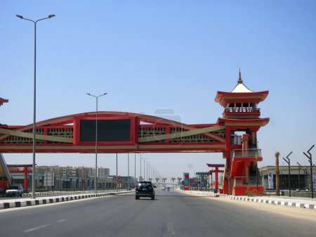 Foto de El Cairo, Egipto, 29 de julio de 2023: La autopista de patrulla del eje Shinzo Abe en Egipto con un puente peatonal terminado en el estilo arquitectónico tradicional japonés, la carretera de tráfico lleva el nombre de la antigua PM japonesa - Imagen libre de derechos