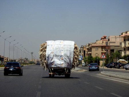 Foto de El Cairo, Egipto, 29 de julio de 2023: Transporte de desechos de caña de azúcar como bagazo, melaza, basura de caña, lodo filtrante y vinaza que se utilizan en productos comerciales como placas desechables, cenizas volantes - Imagen libre de derechos
