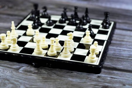 Foto de Ajedrez, un juego de mesa para dos jugadores, llamado blanco y negro, cada uno controlando un ejército de piezas de ajedrez en su color, el objetivo de jaque mate rey del oponente, estrategia y concepto de éxito - Imagen libre de derechos