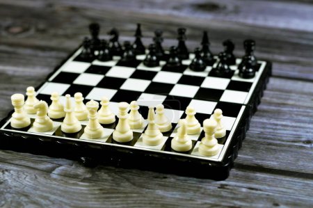 Foto de Ajedrez, un juego de mesa para dos jugadores, llamado blanco y negro, cada uno controlando un ejército de piezas de ajedrez en su color, el objetivo de jaque mate rey del oponente, estrategia y concepto de éxito - Imagen libre de derechos