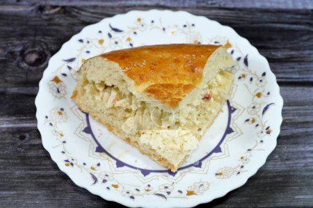 Téléchargez les photos : Fromage blanc à l'intérieur d'un morceau de pain tandyr nan ouzbek, un type de pain d'Asie centrale, souvent décoré par des motifs d'estampillage sur la pâte à l'aide d'un timbre de pain connu sous le nom de chekich, également appelé tamdyr - en image libre de droit