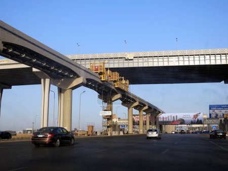 Foto de El Cairo, Egipto, 30 de agosto de 2023: sitio de construcción del sistema de transporte de monorraíl egipcio de El Cairo, trenes rápidos en columnas y vías, proyectos de desarrollo inmobiliario en Egipto - Imagen libre de derechos
