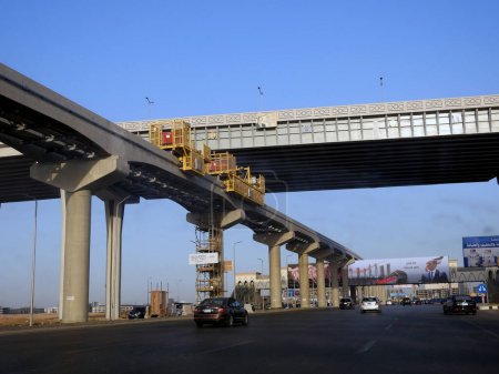 Foto de El Cairo, Egipto, 30 de agosto de 2023: sitio de construcción del sistema de transporte de monorraíl egipcio de El Cairo, trenes rápidos en columnas y vías, proyectos de desarrollo inmobiliario en Egipto - Imagen libre de derechos
