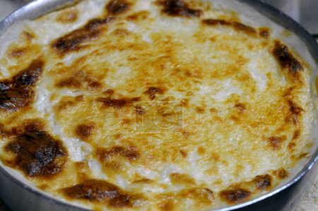 Arroz egipcio al horno o la combinación de Roz muammar de arroz, crema fresca, leche, ghee o mantequilla, un plato egipcio muy popular, un simple y suntuoso convite egipcio, horneado en el horno, receta de alimentos Ramadán