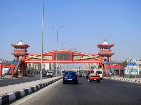 Foto de El Cairo, Egipto, 17 de septiembre de 2023: La autopista de patrulla del eje Shinzo Abe con un puente peatonal terminado en estilo arquitectónico tradicional japonés, la autopista de tráfico lleva el nombre del antiguo primer ministro japonés - Imagen libre de derechos