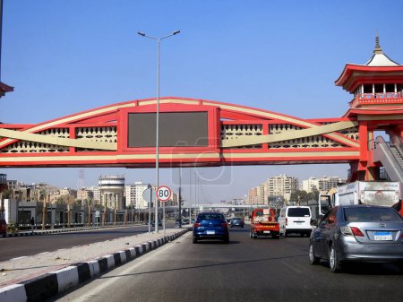 Foto de El Cairo, Egipto, 17 de septiembre de 2023: La autopista de patrulla del eje Shinzo Abe con un puente peatonal terminado en estilo arquitectónico tradicional japonés, la autopista de tráfico lleva el nombre del antiguo primer ministro japonés - Imagen libre de derechos