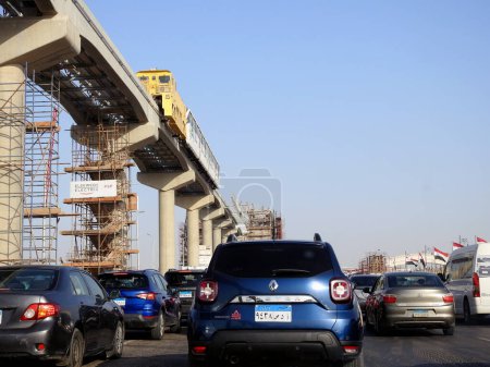 Foto de El Cairo, Egipto, 29 de septiembre de 2023: instalación de un vehículo monorraíl egipcio en su vía por una grúa, el monorraíl de El Cairo es un sistema de tránsito rápido monorraíl de dos líneas actualmente en construcción en El Cairo - Imagen libre de derechos