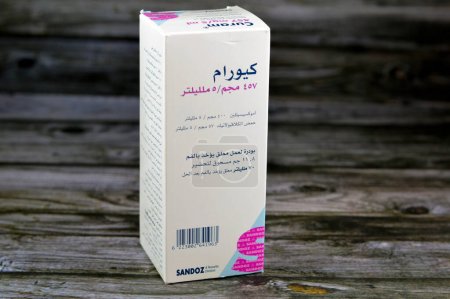 Foto de El Cairo, Egipto, 1 de octubre de 2023: Curam 457 mg por 5 ml (Amoxicilina 400 mg y Clavulanato de Potasio 57 mg por 5 ml), peine. de antibiótico de amplio espectro e inhibidor de la beta-lactamasa ácido clavulánico - Imagen libre de derechos