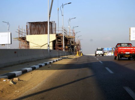 Foto de El Cairo, Egipto, 7 de octubre de 2023: sitio de monorraíl de El Cairo que está en construcción por la compañía Orascom con las columnas y las vías en la ciudad de Nuevo Cairo, sistema de tránsito rápido, conductor más largo menos monorraíl - Imagen libre de derechos