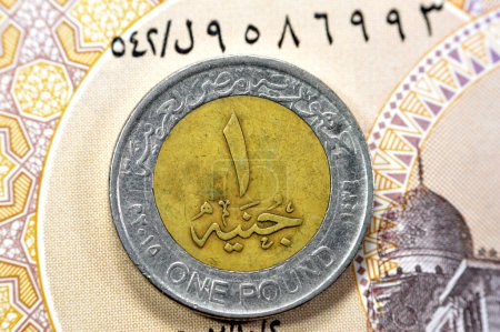 Foto de Reverso de la fecha lateral y el valor de egipcio 1 LE EGP Una moneda de libra egipcia en billete egipcio, de la consigna de los buques que cruzan el Canal de Suez en Egipto, Memorial para el Nuevo Canal de Suez Egipto en 1 EGP LE nota - Imagen libre de derechos