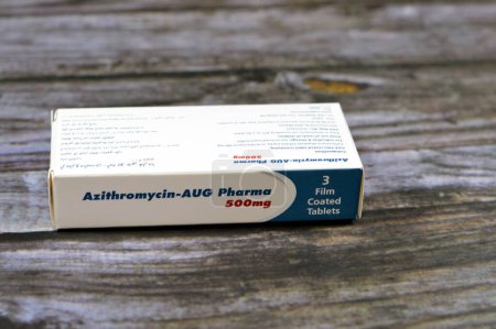 Foto de El Cairo, Egipto, 15 de octubre de 2023: Azithromycin 500mg comprimidos por AUG Pharma, un antibiótico macrólido de amplio espectro con una larga vida media y un alto grado de penetración de tejido, macrólido de subclase de azaliuro - Imagen libre de derechos