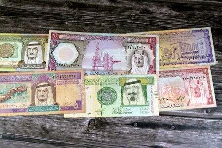 Foto de Antigua Arabia Saudita riales billetes de banco de diferentes épocas del reino de Arabia Saudita tiempos, moneda antigua retro Arabia Saudita, valor, tipo de cambio de la moneda, billetes antiguos - Imagen libre de derechos
