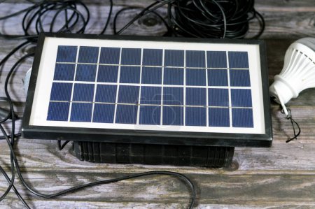 Foto de Una batería multipropósito cargada con un panel solar, un dispositivo que convierte la luz solar en electricidad mediante el uso de células fotovoltaicas (PV) hechas de materiales que generan electrones - Imagen libre de derechos