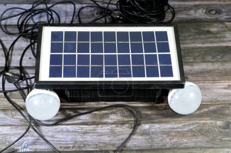 Foto de Una batería multipropósito cargada con un panel solar, un dispositivo que convierte la luz solar en electricidad mediante el uso de células fotovoltaicas (PV) hechas de materiales que generan electrones - Imagen libre de derechos