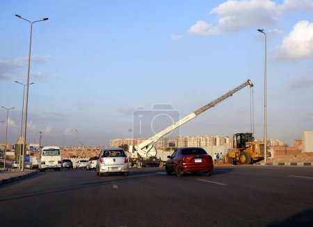 Foto de Cairo, Egipto, 14 de noviembre de 2023: Una grúa móvil en un sitio de construcción, un caballo de batalla duro y listo, para levantar y procesar productos y servicios, Vehículo móvil de grúa Terex para levantar - Imagen libre de derechos