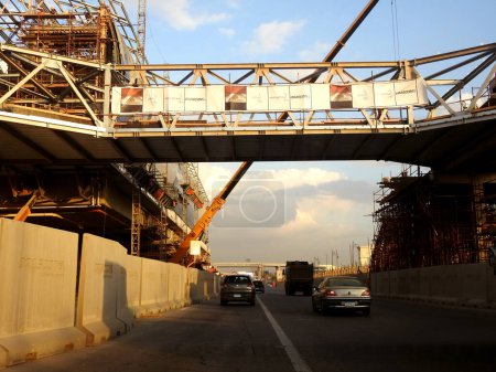 Foto de El Cairo, Egipto, 14 de noviembre de 2023: Un sitio de estación de monorraíl que está en construcción con andamios y grúas, el monorraíl de El Cairo es un sistema de tránsito rápido monorraíl de dos líneas actualmente en construcción. - Imagen libre de derechos