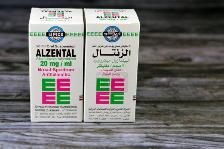 Foto de El Cairo, Egipto, 6 de noviembre de 2023: Alzental 20 mg por ml de suspensión (Albendazol) Frasco de 20 ml, antihelmíntico de amplio espectro, para Enterobiasis, Ascariasis, Ancilostomiasis, Tricuriasis, Strongyloidiasis - Imagen libre de derechos