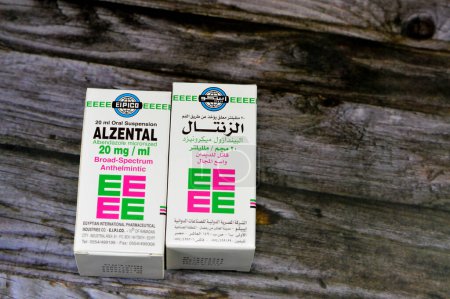 Téléchargez les photos : Le Caire, Égypte, 6 novembre 2023 : Alzental 20 mg par mL suspension (Albendazole) Flacon de 20 mL, anthelminthique à large spectre, pour l'entérobiase, l'ascension, l'ancylostomiase, la trichuriase, la strongyloïdose - en image libre de droit