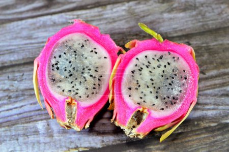 Fruits du dragon, pitaya, pitahaya, fruit du genre Selenicereus (anciennement Hylocereus), tous deux de la famille des Cactacées, peau ressemblant à du cuir et épis écailleux proéminents à l'extérieur du fruit, poire aux fraises