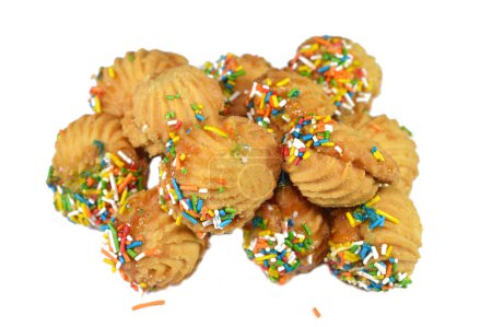 Téléchargez les photos : Biscuits arabes traditionnels pour la célébration des fêtes islamiques de la fête d'El-Fitr, petite boulangerie quatre (mignardises) farcie de confiture et de noix et recouverte de pépites de chocolat colorées - en image libre de droit