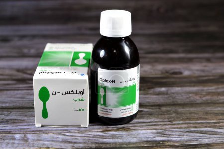 Téléchargez les photos : Le Caire, Égypte, 3 décembre 2023 : Sirop antitoux, antitussif et expectorant Oplex-N, Paracétamol (Acétaminophène), Guaifenesin (Guaiacolate de glycéryle), Oxomemazine, Benzoate de sodium par la société AMRIYA - en image libre de droit