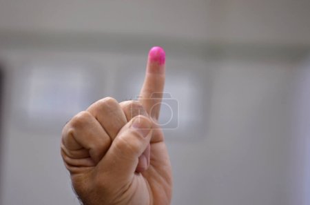 Téléchargez les photos : Encre électorale, encre phosphorique indélébile ou tache électorale, encre semi-permanente ou colorant appliqué à l'index des électeurs pendant les élections pour prévenir la fraude électorale, comme le double vote - en image libre de droit