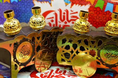Foto de Traducción del texto árabe (Ramadán Kareem o feliz Ramadán generoso), Ramadán carro de habas decorativas fava con frasco de frijoles contenedor y decoraciones de faroles Fanous para el mes de ayuno para los musulmanes - Imagen libre de derechos