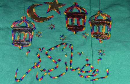 Téléchargez les photos : Traduction du texte arabe (Ramadan Kareem, Ramadan généreux), avec décorations festives, croissant, étoile et lampe lanterne du Ramadan fanatique, célébration du mois de jeûne dans les pays islamiques - en image libre de droit
