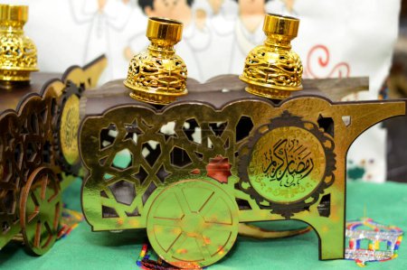 Foto de Giza, Egipto, 7 de enero de 2024: Ramadán decorativo fava beans carro de oro con frasco de frijoles contenedor y decoraciones Ramadán, Feliz Ramadán generoso, Fava frijoles utilizados en Suhur antes de ayunar - Imagen libre de derechos