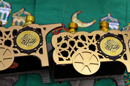 Foto de Traducción del texto árabe (Ramadán Kareem o feliz Ramadán generoso), Ramadán carro de habas decorativas fava con frasco de frijoles contenedor y decoraciones de faroles Fanous para el mes de ayuno para los musulmanes - Imagen libre de derechos