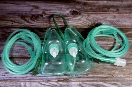 Foto de Máscara de oxígeno, una máscara que proporciona un método para transferir el gas de oxígeno respiratorio de un tanque de almacenamiento a los pulmones, Las máscaras de oxígeno pueden cubrir solo la nariz y la boca (máscara nasal oral) o toda la cara - Imagen libre de derechos