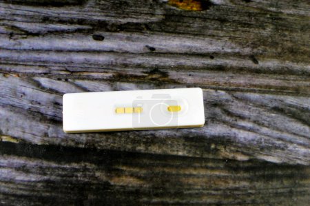 Foto de Resultado positivo de la prueba de embarazo de orina rápida, detección de gonadotropina coriónica humana HCG en orina femenina si está embarazada en el kit de prueba de embarazo, una prueba de embarazo hormonal moderna, enfoque selectivo - Imagen libre de derechos