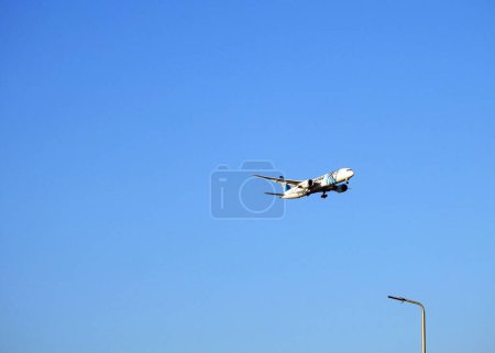 Téléchargez les photos : Le Caire, Égypte, 6 janvier 2024 : L'avion Egyptair dans les airs, Égypte Air est le transporteur public de drapeau de l'Égypte, dont le siège social est à l'aéroport international du Caire, membre de Star Alliance, fondée en 1932 - en image libre de droit