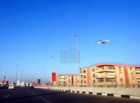 Téléchargez les photos : Le Caire, Égypte, 6 janvier 2024 : L'avion Egyptair dans les airs, Égypte Air est le transporteur public de drapeau de l'Égypte, dont le siège social est à l'aéroport international du Caire, membre de Star Alliance, fondée en 1932 - en image libre de droit