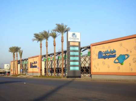Téléchargez les photos : Le Caire, Égypte, 6 janvier 2024 : Carrefour centre-ville Egypte, une multinationale française de commerce de détail et de gros dont le siège social est à Massy, en France, une chaîne d'hypermarchés, épiceries - en image libre de droit