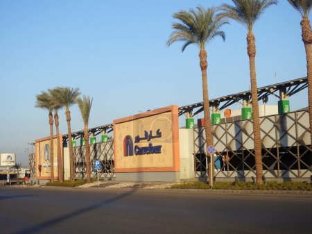 Téléchargez les photos : Le Caire, Égypte, 6 janvier 2024 : Carrefour centre-ville Egypte, une multinationale française de commerce de détail et de gros dont le siège social est à Massy, en France, une chaîne d'hypermarchés, épiceries - en image libre de droit