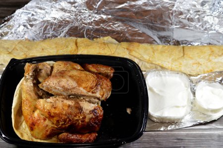 Téléchargez les photos : Poulet grillé à la machine, poulet entier grillé au barbecue dans une machine à griller le poulet, poulets préparés avec la recette syrienne, shawerma de poulet syrien humide, juteux et long ou enveloppement de tortilla shawarma - en image libre de droit