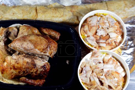 Téléchargez les photos : Le Caire, Égypte, 22 janvier 2024 : Karam El Sham Nourriture syrienne de poulet grillé, shawerma ou tortilla shawarma au poulet syrien et morceaux de shawarma au poulet avec riz basmati - en image libre de droit