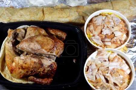 Téléchargez les photos : Le Caire, Égypte, 22 janvier 2024 : Karam El Sham Nourriture syrienne de poulet grillé, shawerma ou tortilla shawarma au poulet syrien et morceaux de shawarma au poulet avec riz basmati - en image libre de droit
