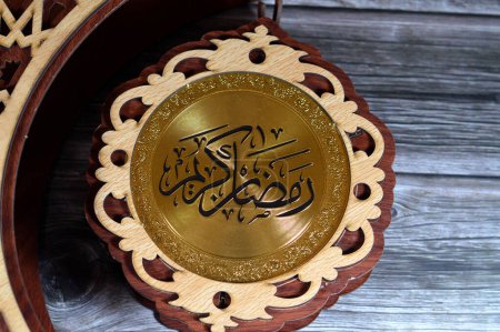 Téléchargez les photos : Traduction du texte arabe (Ramadan Kareem ou Joyeux Ramadan généreux) sur une pièce ronde en bois entourée d'un croissant de lune en bois, décorations pour le mois de jeûne pour les musulmans dans le monde - en image libre de droit