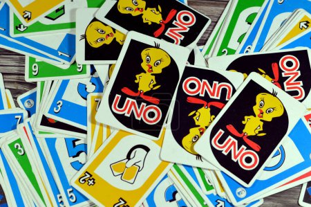Foto de Cairo, Egypt, January 23 2024: UNO card game, un juego de cartas patentado de tipo estadounidense desarrollado originalmente en 1971 por Merle Robbins en Reading, Ohio, derivado de los locos juegos de cartas de ocho - Imagen libre de derechos
