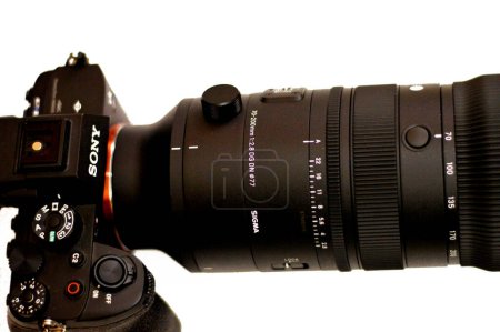 Foto de Cairo, Egipto, 25 de enero de 2024: Sigma 70-200mm f: 2.8 DG DN OS Sports Lens (montura Sony E), en un Sony Alpha A7s iii espejo profesional de cuerpo de cámara digital de marco completo con sensor Exmor R BSI CMOS - Imagen libre de derechos