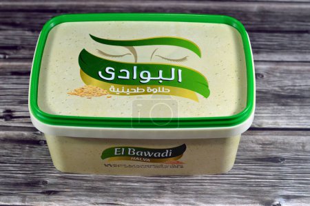 Téléchargez les photos : Le Caire, Égypte, 27 janvier 2024 : El Bawadi Halva Plaine traditionnelle tahini halva ou Halawa Tahiniya, les principaux ingrédients de cette confiserie sont (tahini), et le sucre, le glucose ou le miel, foyer sélectif - en image libre de droit
