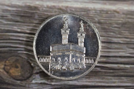 Foto de Moneda libra islámica de metal de plata preciosa pura 8 gramos 999 características Kaaba y mezquita Masjid Al Haram y los minaretes en La Meca en el reino de Arabia Saudita, libra de plata con la Kaaba en ella - Imagen libre de derechos
