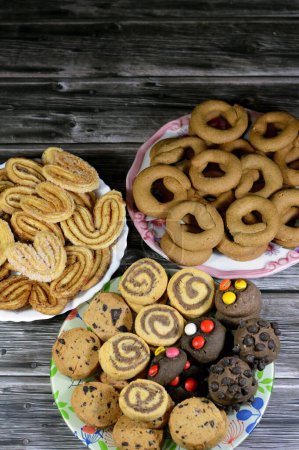 Verschiedene gebackene Kekse und Zimtkekse, gebackene runde Kekse, die hart, flach und knusprig sind, Schokoladenbutter-Kekse und Palmier, kurz für feuille de palmier, französische Kekse