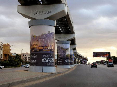 Téléchargez les photos : Le Caire, Egypte, 26 janvier 2024 : Archplan développe la publicité sur les colonnes de monorail du Caire, bannières publicitaires des campagnes publicitaires et des services sur les colonnes de monorail - en image libre de droit