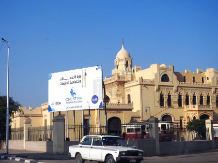 Foto de El Cairo, Egipto, 17 de febrero de 2024: Sultana Malak 's Palace, Sultan Hussein Kamel Palace diseñado por el ingeniero belga Edouard Empain, ubicado en el suburbio Heliopolis de El Cairo, calle Orouba, Egipto - Imagen libre de derechos
