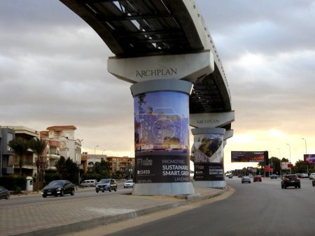 Téléchargez les photos : Le Caire, Egypte, 26 janvier 2024 : Archplan développe la publicité sur les colonnes de monorail du Caire, bannières publicitaires des campagnes publicitaires et des services sur les colonnes de monorail - en image libre de droit